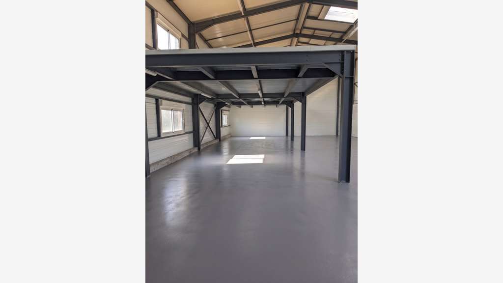 Local polyvalent 320 m neuf Isole Local sanitaire