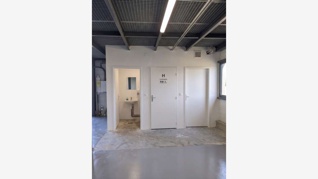Local polyvalent 320 m neuf Isole Local sanitaire