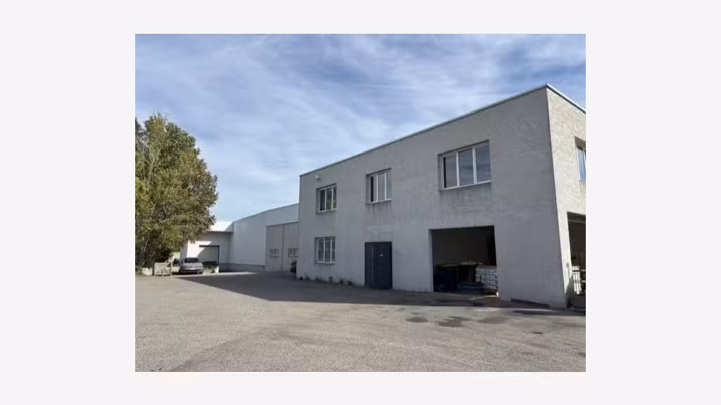 À LOUER – PLATEFORME LOGISTIQUE DE 4 594 M² – DOMA