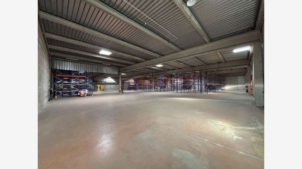 À LOUER – PLATEFORME LOGISTIQUE DE 4 594 M² – DOMA