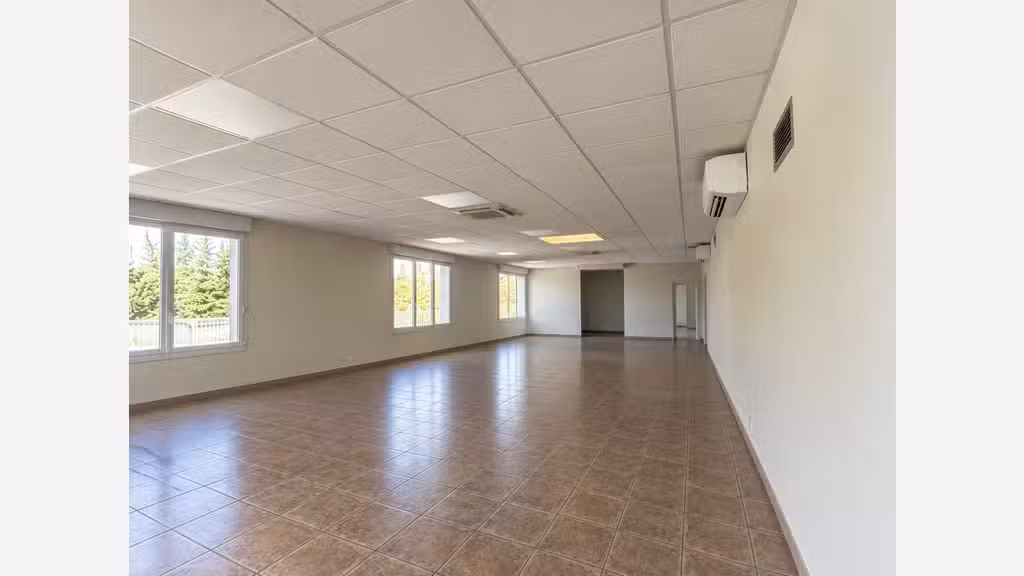 À LOUER – PLATEFORME LOGISTIQUE DE 4 594 M² – DOMA