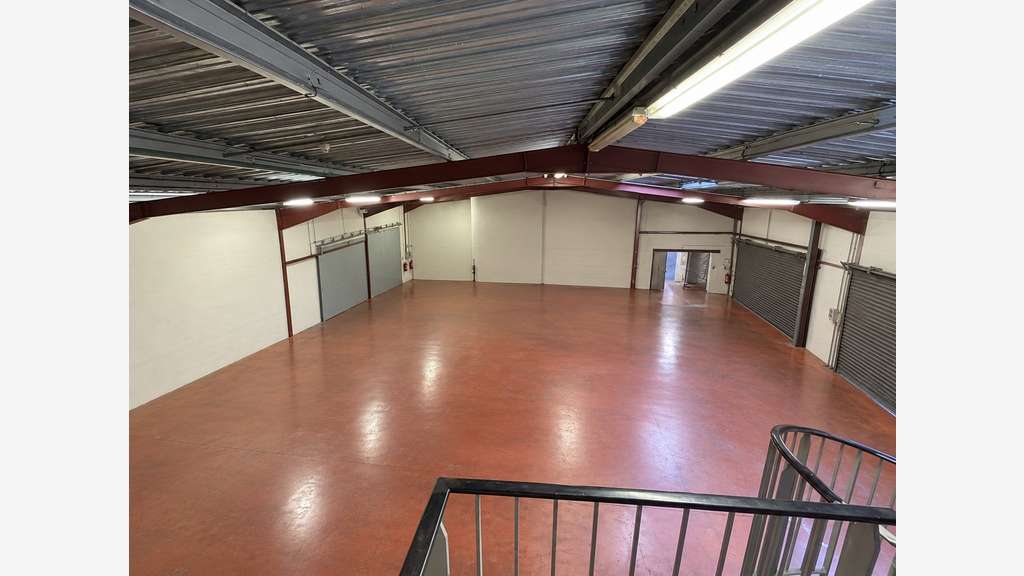 À LOUER – PLATEFORME LOGISTIQUE DE 4 594 M² – DOMA