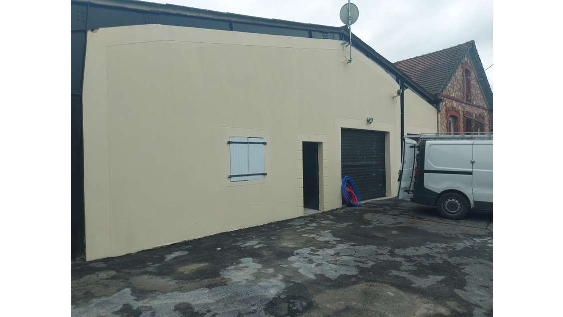 A louer entrepôt et bureaux avec appart Ezanville