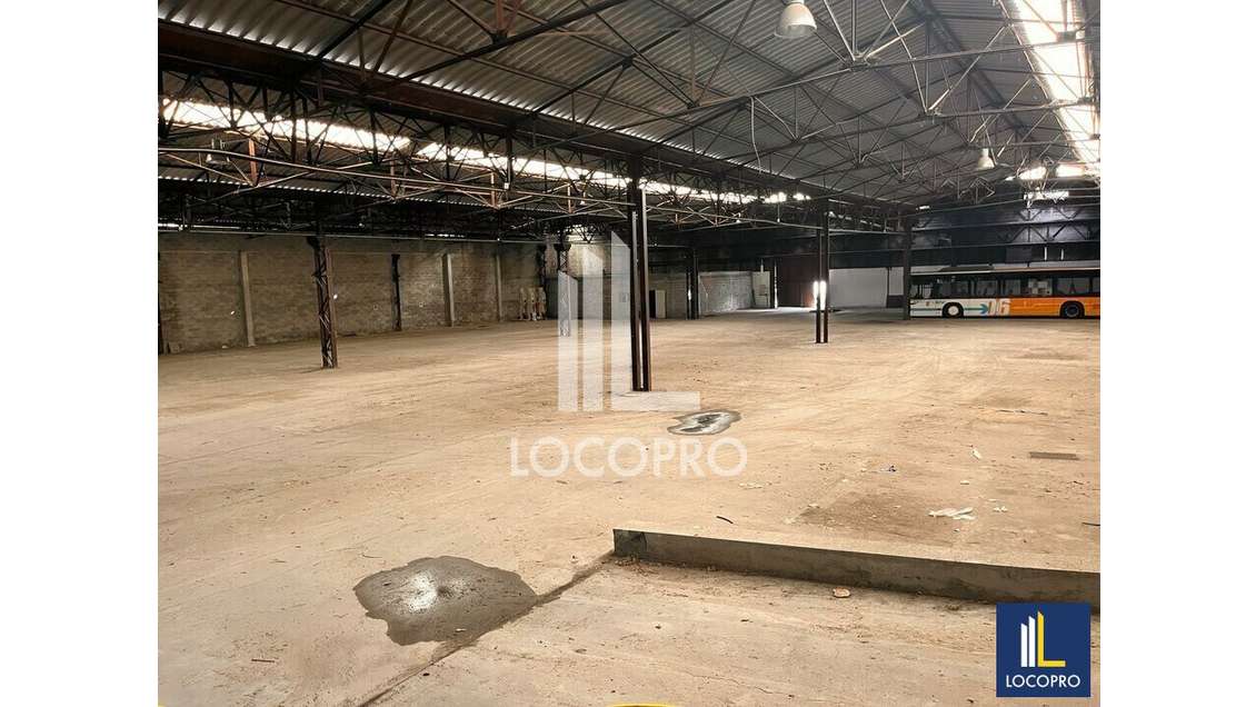 A louer local d'activité 3444m² parking à Trinité