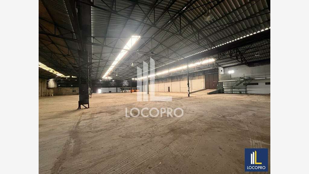 A louer local d'activité 3444m² parking à Trinité