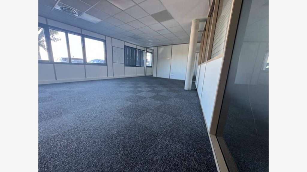 A louer bureaux de 195m² en RDC à Limas