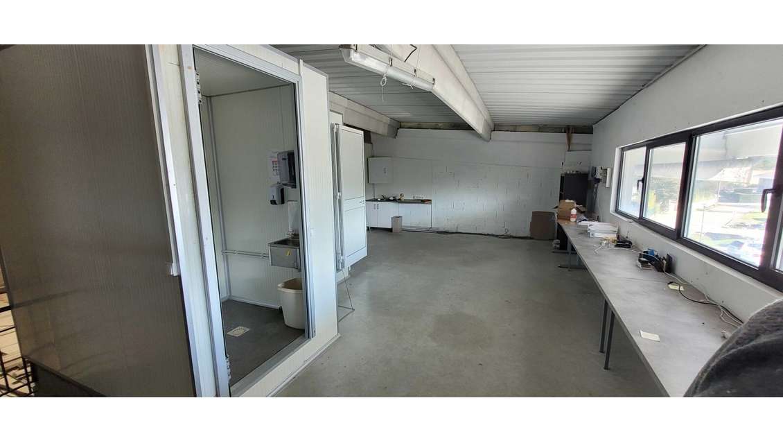 Loue local d'activité bureaux 225m² à Montauroux