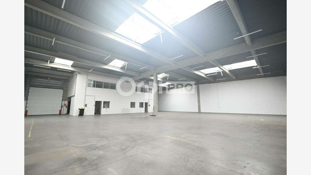 A louer cellule d'activité 889m² à Vaulx-en-Velin