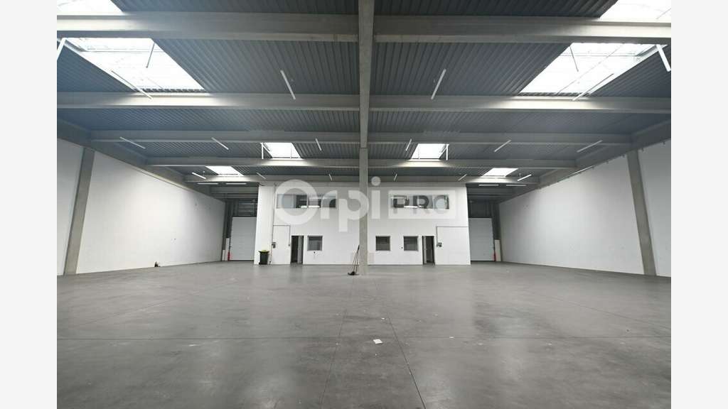A louer cellule d'activité 889m² à Vaulx-en-Velin