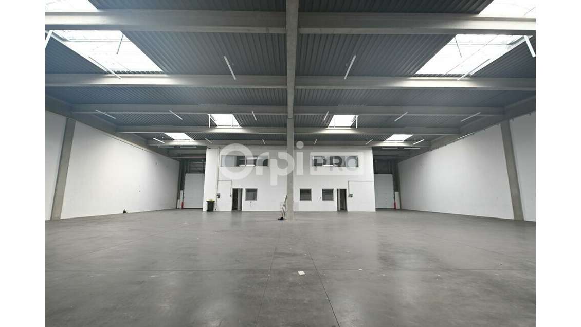 A louer cellule d'activité 889m² à Vaulx-en-Velin