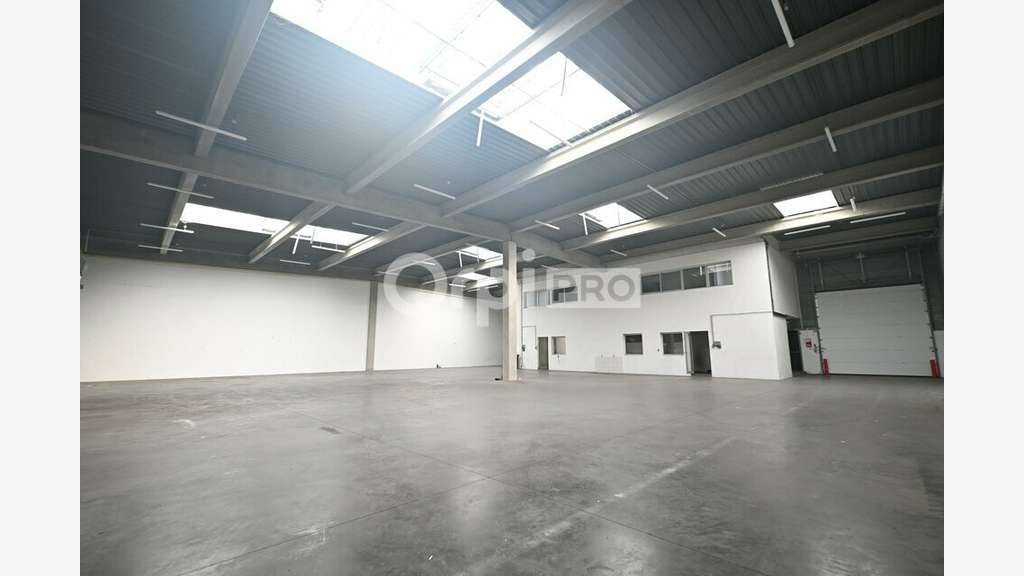 A louer cellule d'activité 889m² à Vaulx-en-Velin