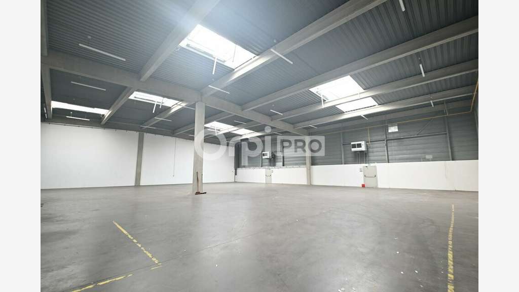 A louer cellule d'activité 889m² à Vaulx-en-Velin