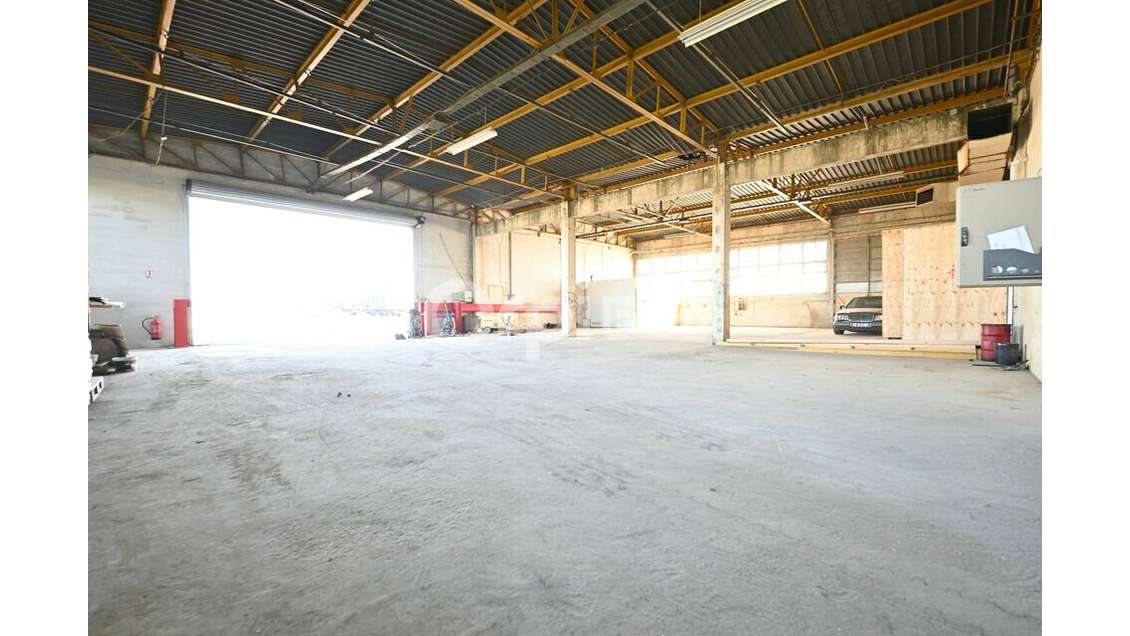 Local d'activité 800m² à Saint Pierre de Chandieu