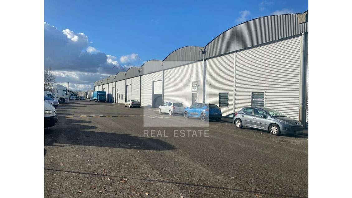 A louer locaux d'activité 1730m² à Saint-Priest