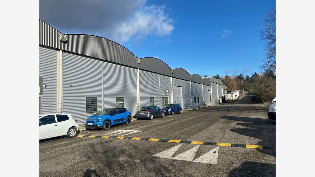 A louer locaux d'activité 1730m² à Saint-Priest