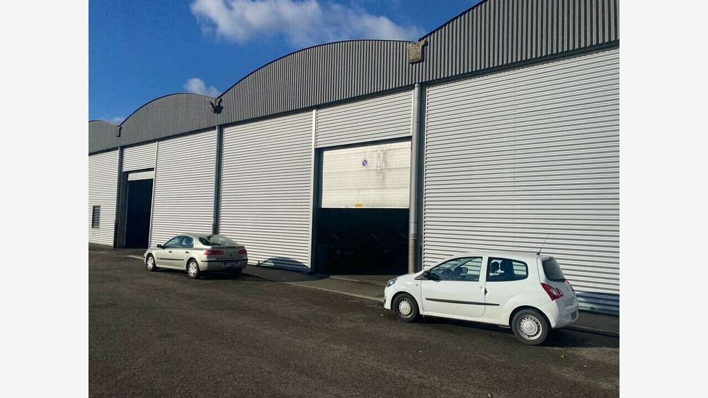 A louer locaux d'activité 1730m² à Saint-Priest