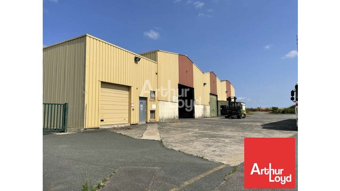 Local d'activité 4350m² à louer à Chizé