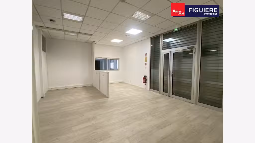 A louer locaux mixtes accès poids-louds P.A.d'Aix