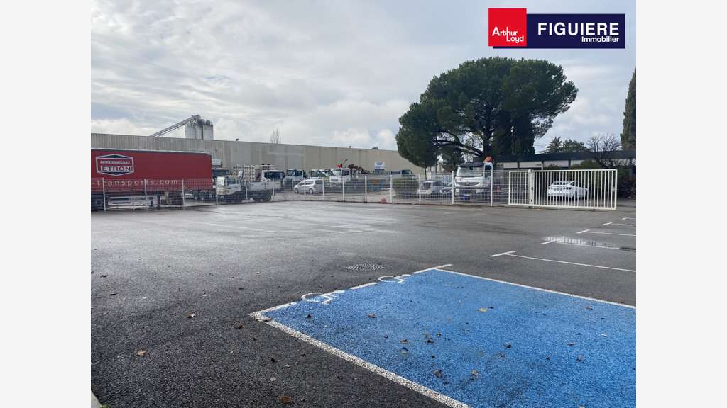 A louer locaux mixtes accès poids-louds P.A.d'Aix