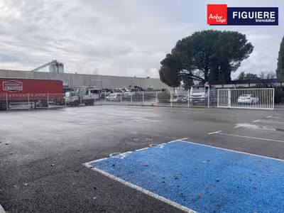 A louer locaux mixtes accès poids-louds P.A.d'Aix