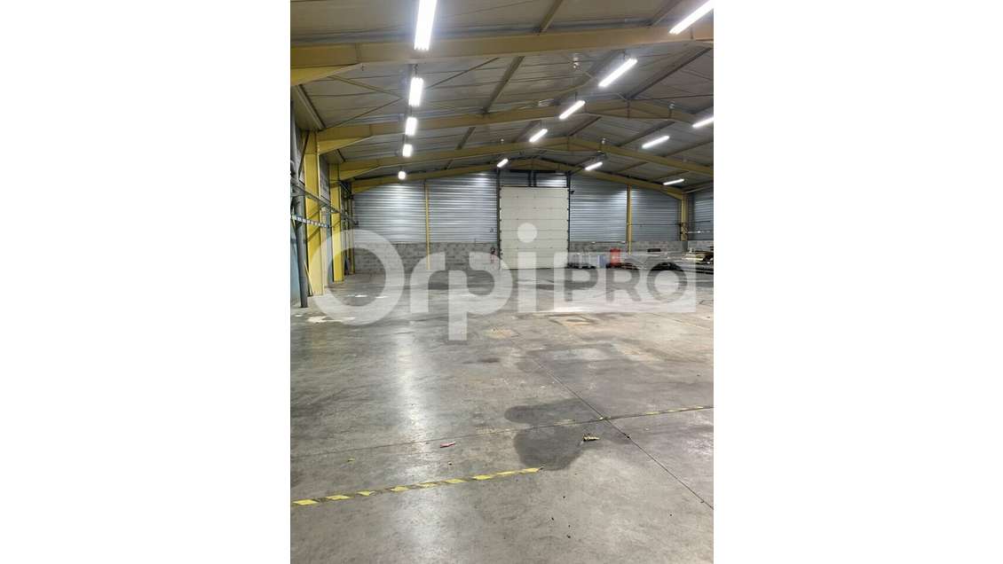 Local d'activité 618m² à louer à Ambérieu-en-Bugey