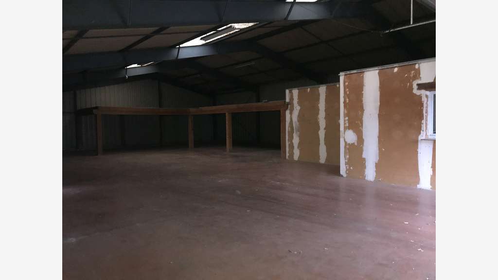 Loue local d'activité 300m² à 10'' d'Angers Nord 