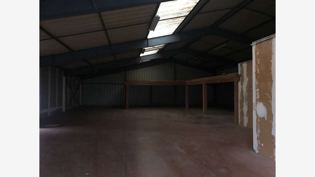 Loue local d'activité 300m² à 10'' d'Angers Nord 