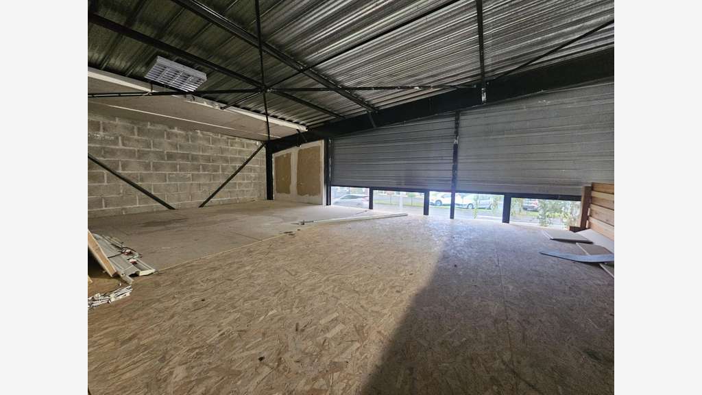 A louer local 210m² à Ste-Gemmes-sur-Loire