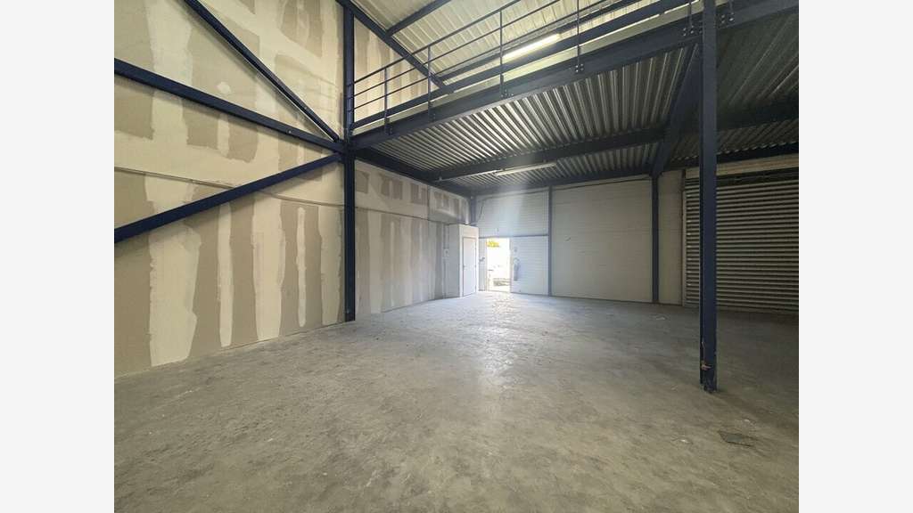 Local d'activité 216m² à louer proche Arles 