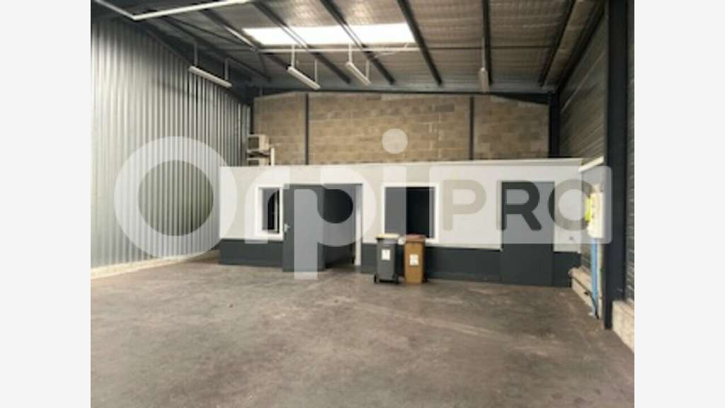 Local d'activité 120m² à louer à Arnas