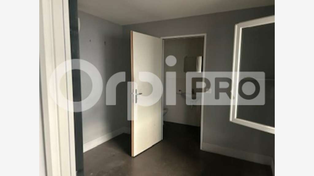 Local d'activité 120m² à louer à Arnas