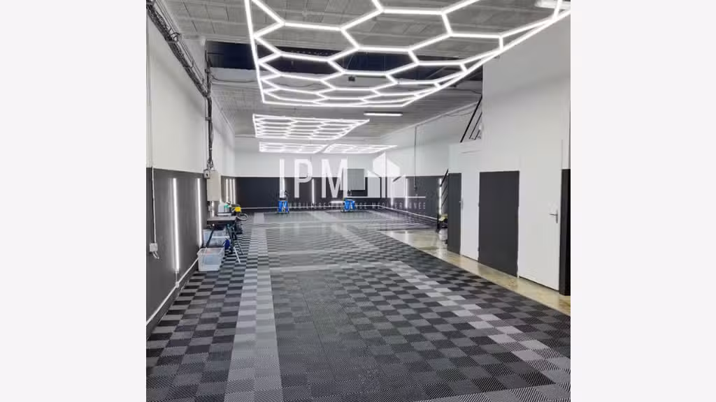 A louer local 290m² zone Les Paluds à Aubagne