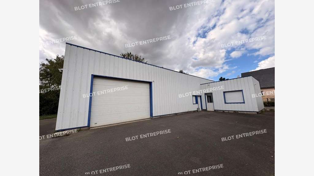 A louer local porte sectionnelle 210m² Le Foeil