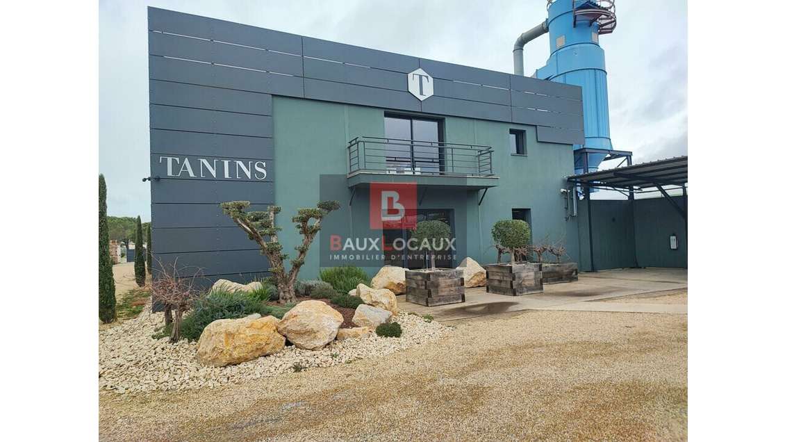 Local activité avec bureaux 1450m² à louer à Arles