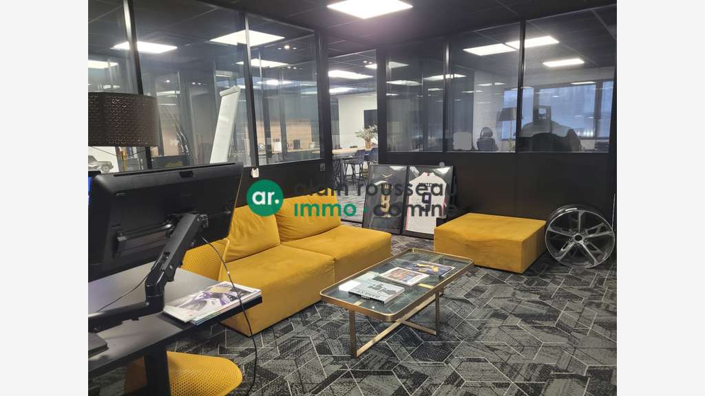 A louer local avec bureaux axe Orvault Sautron