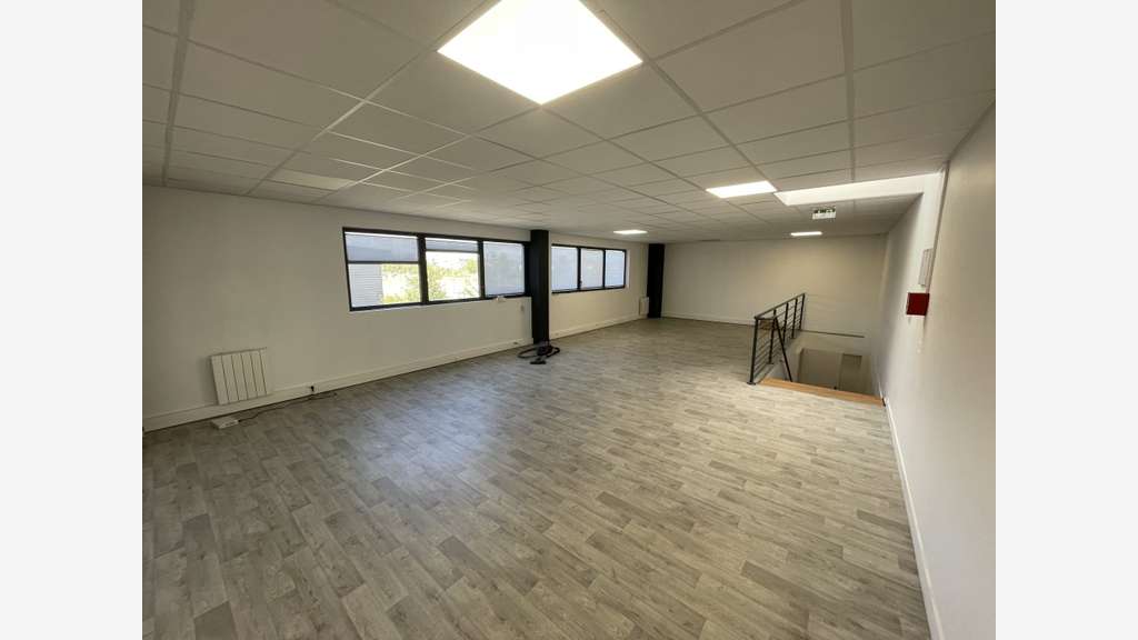 Locaux 236m² à louer à Cormeilles-en-Parisis