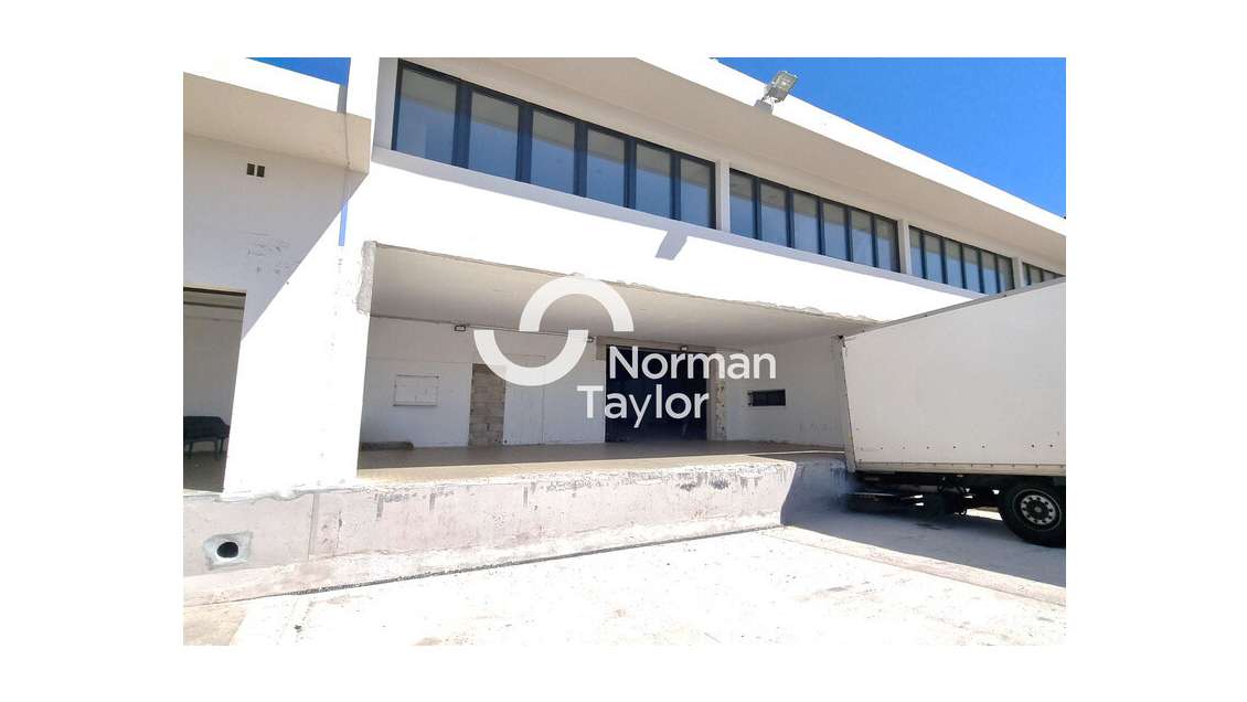 A louer local 1250m² avec quais à Perpignan 