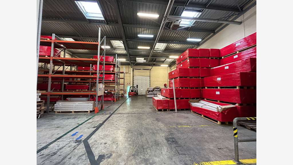Loue local d'activité 1048m² divisible à Beaucouzé