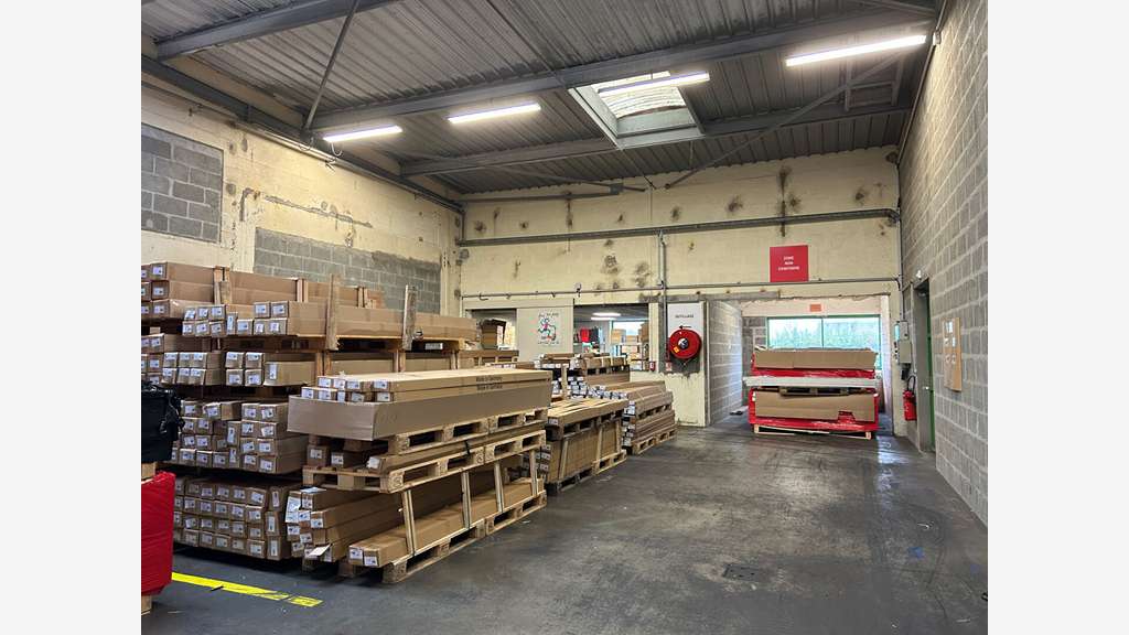 Loue local d'activité 1048m² divisible à Beaucouzé