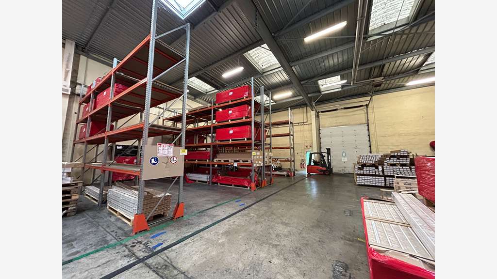 Loue local d'activité 1048m² divisible à Beaucouzé