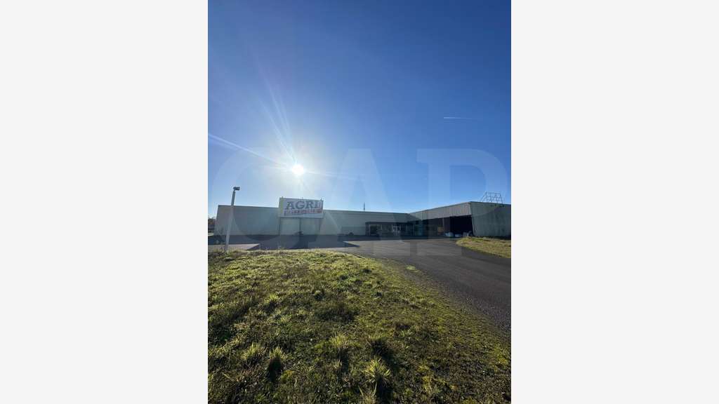 A louer local 1600m² à Belle-Isle-en-Terre RN12