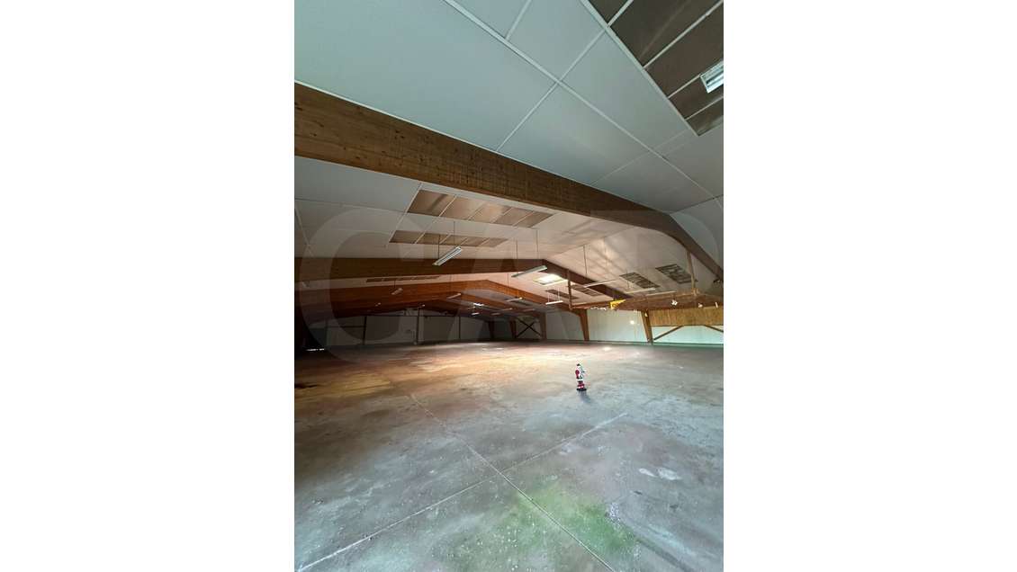 A louer local 1600m² à Belle-Isle-en-Terre RN12