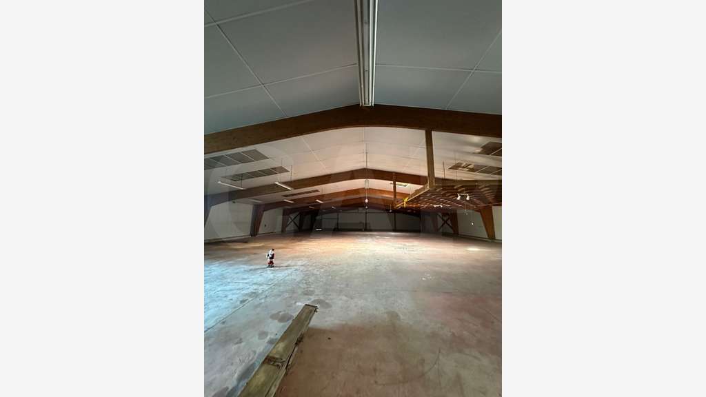 A louer local 1600m² à Belle-Isle-en-Terre RN12