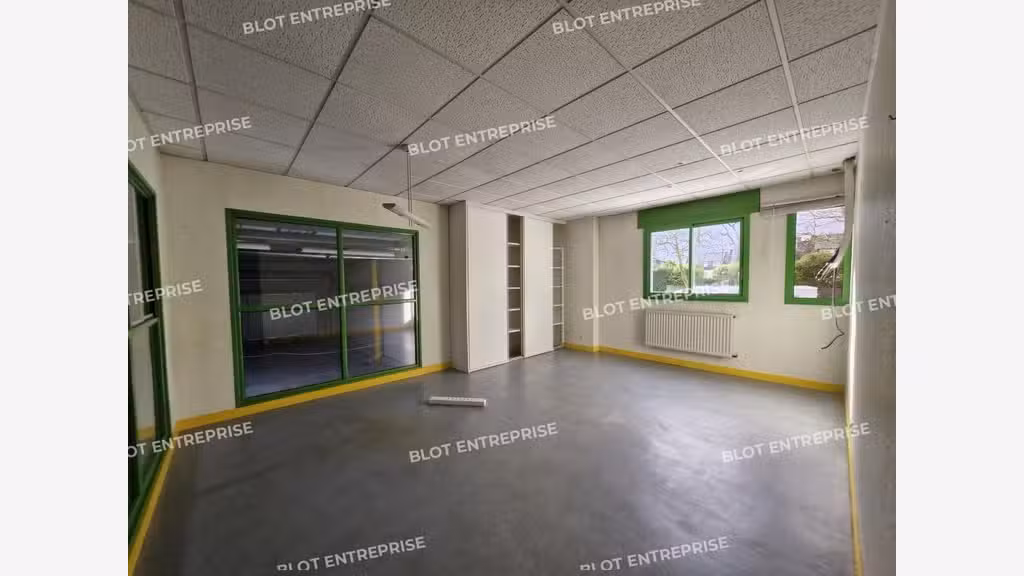 A louer locaux 1115m² belle visibilité à Brest