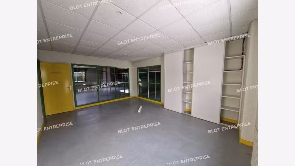A louer locaux 1115m² belle visibilité à Brest
