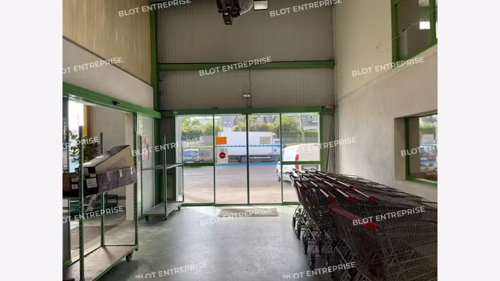 A louer locaux 1115m² belle visibilité à Brest