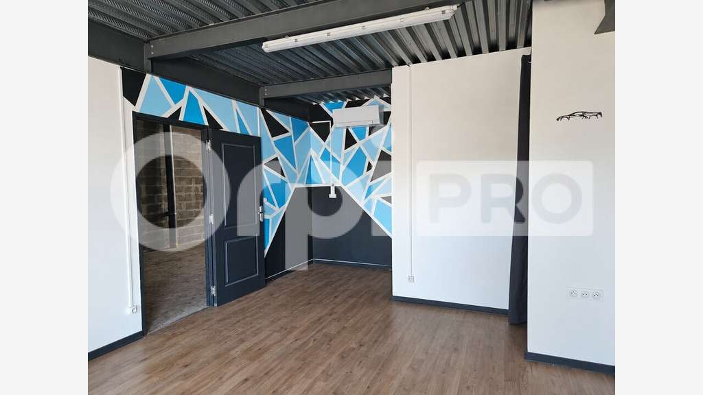 Local d'activité 196m² à louer  Beychac-et-Caillau