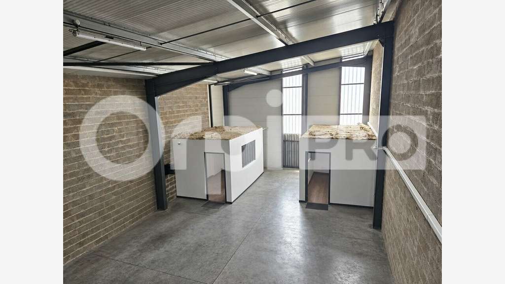 Local d'activité 196m² à louer  Beychac-et-Caillau