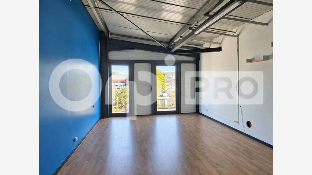 Local d'activité 196m² à louer  Beychac-et-Caillau