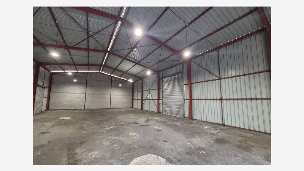 Local d'activité 740m² à louer PAE La Baume